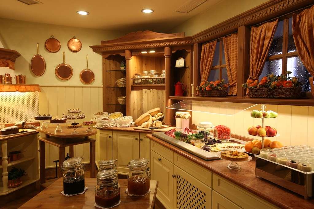 Alpen Suite Hotel Мадонна-ди-Кампильо Ресторан фото